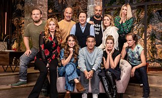 Die Comedians Axel Stein (hintere Reihe, l-r), Christoph Maria Herbst, Michael "Bully" Herbig, Abdelkarim, Hazel Brugger, Michelle Hunziker, sowie Palina Rojinski (vordere Reihe, l-r), Carolin Kebekus, der verstorbene Mirco Nontschew, Anke Engelke und Olaf Schubert beim Gruppenfoto für die dritte Staffel der Comedyserie «LOL - Last One Laughing» (undatierte Aufnahme). - Frank Zauritz Die Comedians Axel Stein (hintere Reihe, l-r), Christoph Maria Herbst, Michael "Bully" Herbig, Abdelkarim, Hazel Brugger, Michelle Hunziker, sowie Palina Rojinski (vordere Reihe, l-r), Carolin Kebekus, der verstorbene Mirco Nontschew, Anke Engelke und Olaf Schubert beim Gruppenfoto für die dritte Staffel der Comedyserie «LOL - Last One Laughing» (undatierte Aufnahme). - Frank Zauritz
