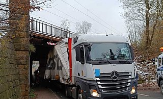 Die Fahrerkabine passte unter der Brücke durch, der Auflieger nicht. - Claus Frickemeier Die Fahrerkabine passte unter der Brücke durch, der Auflieger nicht. - Claus Frickemeier