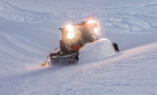Pistenraupen – auch Pistenbully, Schneekatze oder Snowcat genannt – sollen nicht gemeinsam mit Wintersportlern fahren. - Symbolfoto: picture alliance / SchwabenPress Pistenraupen – auch Pistenbully, Schneekatze oder Snowcat genannt – sollen nicht gemeinsam mit Wintersportlern fahren. - Symbolfoto: picture alliance / SchwabenPress