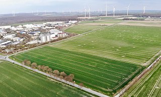 Die große rechteckige Ackerfläche zwischen Judenweg (im Vordergrund) und der kreuzenden Straße Am Kleeberg ist im Regionalplan als Gewerbezone ausgewiesen. Direkt nebenan ist das Borchener Gewerbegebiet zu sehen. Dahinter verläuft die A33. - Jens Reddeker Die große rechteckige Ackerfläche zwischen Judenweg (im Vordergrund) und der kreuzenden Straße Am Kleeberg ist im Regionalplan als Gewerbezone ausgewiesen. Direkt nebenan ist das Borchener Gewerbegebiet zu sehen. Dahinter verläuft die A33. - Jens Reddeker