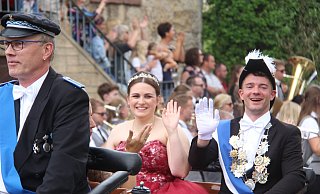 Die Germeter Majestäten Alexander Koch und Julia Morscheck führen in der Kutsche den Festumzug an. - Burkhard Battran Die Germeter Majestäten Alexander Koch und Julia Morscheck führen in der Kutsche den Festumzug an. - Burkhard Battran