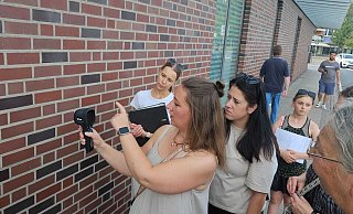 Messung der Temperatur an einem Gebäudekomplex mit Überdachung im Einkaufszentrum. - Alexandra Stratmeier Messung der Temperatur an einem Gebäudekomplex mit Überdachung im Einkaufszentrum. - Alexandra Stratmeier