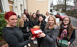 Cara Böwer und Anna Sophie Diekmann (r.) übergeben die Karten an Pflegedienstleiterin Jessica Binder – Sophie Reuter (dahinter v. l.), Lehrerin Sigrid Neitmann, Merle List, Verena Kersting, Lana Kersting und Alexandra Dewenter (Fördervereinsvorsitzende Realschule). - Thomas Kube Cara Böwer und Anna Sophie Diekmann (r.) übergeben die Karten an Pflegedienstleiterin Jessica Binder – Sophie Reuter (dahinter v. l.), Lehrerin Sigrid Neitmann, Merle List, Verena Kersting, Lana Kersting und Alexandra Dewenter (Fördervereinsvorsitzende Realschule). - Thomas Kube