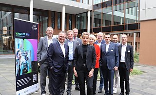 Wolfgang Marquardt (v. l.), Björn Böker, Jörg Timmermann, NRW-Wirtschaftsministerin Mona Neubaur, Volker Voelcker, Ingeborg Schramm-Wölk, Bernhard Hoppe-Biermeyer, Stefan Breit, Roman Dumitrescu und Günter Korder. - OWL GmbH Wolfgang Marquardt (v. l.), Björn Böker, Jörg Timmermann, NRW-Wirtschaftsministerin Mona Neubaur, Volker Voelcker, Ingeborg Schramm-Wölk, Bernhard Hoppe-Biermeyer, Stefan Breit, Roman Dumitrescu und Günter Korder. - OWL GmbH