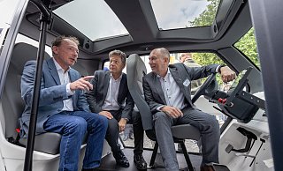 Vizekanzler und Wirtschaftsminister Robert Habeck (Mitte) schaut sich mit MarcusZwick (INYO Mobility, l.) und Landrat Christoph Rüther eines der kleinen Fahrzeuge an, die auf dem Paderborner Rathausplatz präsentiert werden. - Niklas Tüns Vizekanzler und Wirtschaftsminister Robert Habeck (Mitte) schaut sich mit MarcusZwick (INYO Mobility, l.) und Landrat Christoph Rüther eines der kleinen Fahrzeuge an, die auf dem Paderborner Rathausplatz präsentiert werden. - Niklas Tüns