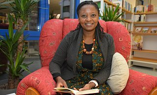 Evelyne Waithira Müller (37) bringt viel Wissen und ihre Erfahrung mit. Ihre Impulse ergänzt sie mit Textpassagen aus unterschiedlichen Büchern. - Karin Prignitz Evelyne Waithira Müller (37) bringt viel Wissen und ihre Erfahrung mit. Ihre Impulse ergänzt sie mit Textpassagen aus unterschiedlichen Büchern. - Karin Prignitz