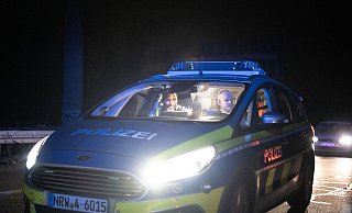 Die Bielefelder Behörde hat nun drei Fotos des mutmaßlichen Gewalttäters veröffentlicht. - Polizei Die Bielefelder Behörde hat nun drei Fotos des mutmaßlichen Gewalttäters veröffentlicht. - Polizei