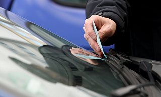 Ein 20-jähriger Bielefelder fuhr einen Ordnungsamtsmitarbeiter an, nachdem dieser ihm ein 55-Euro-Knöllchen ausgestellt hatte. - picture alliance/dpa Ein 20-jähriger Bielefelder fuhr einen Ordnungsamtsmitarbeiter an, nachdem dieser ihm ein 55-Euro-Knöllchen ausgestellt hatte. - picture alliance/dpa