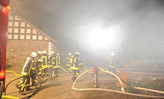 Beim Eintreffen der Feuerwehr drang dichter Rauch aus dem brennenden Aufzuchtstall des Bauernhofes in Levern. - Joern Spreen-Ledebur Beim Eintreffen der Feuerwehr drang dichter Rauch aus dem brennenden Aufzuchtstall des Bauernhofes in Levern. - Joern Spreen-Ledebur