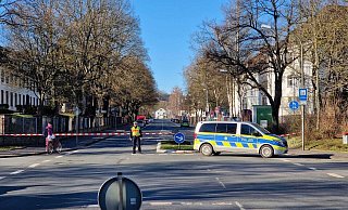 Die Brenkhäuser Straße war am Dienstag während des Großeinsatzes über mehrere Stunden gesperrt. Die Polizei hatte vorsorglich großzügige Sicherheitsmaßnahmen getroffen. - Thomas Kube Die Brenkhäuser Straße war am Dienstag während des Großeinsatzes über mehrere Stunden gesperrt. Die Polizei hatte vorsorglich großzügige Sicherheitsmaßnahmen getroffen. - Thomas Kube