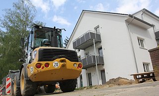 Siehe da, ein Neubau: An der Memeler Straße 12 hat die Heimstätte für 1,6 Millionen Euro dieses Haus mit neun Wohnungen gebaut - als Ersatz für ein 2019 abgebranntes Haus. Im Sommer soll die Vermietung beginnen. - Ulf Hanke Siehe da, ein Neubau: An der Memeler Straße 12 hat die Heimstätte für 1,6 Millionen Euro dieses Haus mit neun Wohnungen gebaut - als Ersatz für ein 2019 abgebranntes Haus. Im Sommer soll die Vermietung beginnen. - Ulf Hanke