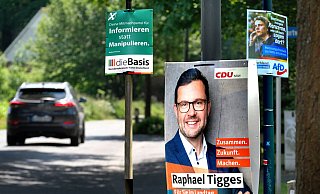Ob nun von der Kleinstpartei "die Basis", vom Landtagsabgeordneten Raphael Tigges oder der AfD - in Gütersloh finden sich auch drei Wochen nach der Wahl an vielen Stellen noch Plakate. Dabei müssten diese längst abgehängt sein. - Andreas Frücht Ob nun von der Kleinstpartei "die Basis", vom Landtagsabgeordneten Raphael Tigges oder der AfD - in Gütersloh finden sich auch drei Wochen nach der Wahl an vielen Stellen noch Plakate. Dabei müssten diese längst abgehängt sein. - Andreas Frücht