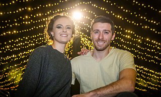 Die Akrobaten Lena und Sven freuen sich auf Weihnachten im Zirkuszelt. - Sarah Jonek Fotografie Die Akrobaten Lena und Sven freuen sich auf Weihnachten im Zirkuszelt. - Sarah Jonek Fotografie
