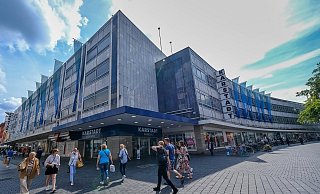 Karstadt geht Ende Januar 2024. Dafür kehrt das Modehaus Sinn an dieser Stelle in die Bahnhofstraße zurück, wie das Unternehmen jetzt mitteilt. - Andreas Zobe Karstadt geht Ende Januar 2024. Dafür kehrt das Modehaus Sinn an dieser Stelle in die Bahnhofstraße zurück, wie das Unternehmen jetzt mitteilt. - Andreas Zobe