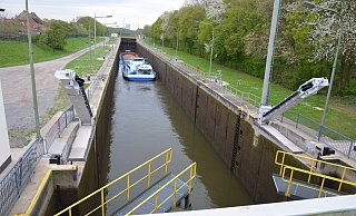 Die Suche vor Ort wurde eingestellt, in der Schleuse gibt es – wie hier am Donnerstag – schon wieder Normalbetrieb. - Oliver Plöger Die Suche vor Ort wurde eingestellt, in der Schleuse gibt es – wie hier am Donnerstag – schon wieder Normalbetrieb. - Oliver Plöger