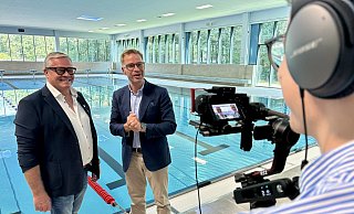 Sennebad-Initiator Franz-Josef Kaimann (l.) wird von Reiner Holznagel, dem Präsidenten des Bundes der Steuerzahler, am Beckenrand für eine TV-Show interviewt. - Jens Reddeker Sennebad-Initiator Franz-Josef Kaimann (l.) wird von Reiner Holznagel, dem Präsidenten des Bundes der Steuerzahler, am Beckenrand für eine TV-Show interviewt. - Jens Reddeker