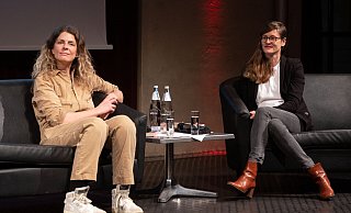 Angeregte Diskussion über „Schlagzeilen-Burnout“ und seine Abhilfe zwischen der Journalistin und Autorin Ronja von Wurmb-Seibel (li.), Christina Kampmann (SPD) und Publikum. - Oliver Krato Angeregte Diskussion über „Schlagzeilen-Burnout“ und seine Abhilfe zwischen der Journalistin und Autorin Ronja von Wurmb-Seibel (li.), Christina Kampmann (SPD) und Publikum. - Oliver Krato