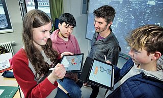 Lernen mit flexiblen Bausteinen: Die Neuntklässler Emma, Tejasveer und Tom haben im Deutschunterricht bei Lehrer Kevin Loock das Thema Erörterung. - Barbara Franke Lernen mit flexiblen Bausteinen: Die Neuntklässler Emma, Tejasveer und Tom haben im Deutschunterricht bei Lehrer Kevin Loock das Thema Erörterung. - Barbara Franke