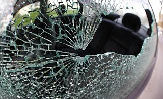 Durch die eingeschlagene Autoscheibe gelangen Diebe schnell an Wertgegenstände im Fahrzeuginneren. - Symbolfoto: pixabay / Creative Commons Durch die eingeschlagene Autoscheibe gelangen Diebe schnell an Wertgegenstände im Fahrzeuginneren. - Symbolfoto: pixabay / Creative Commons