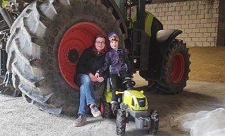 Katharina von Ruschkowski, Journalistin und Landwirtin, mit Tochter Charlotte (6). - Svenja Ludwig Katharina von Ruschkowski, Journalistin und Landwirtin, mit Tochter Charlotte (6). - Svenja Ludwig