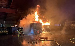 An vergangenen Freitagmorgen musste die Feuerwehr Höxter einen brennenden Lkw und einen brennenden Container löschen. Die Ursache lässt aufhorchen. - Feuerwehr Höxter An vergangenen Freitagmorgen musste die Feuerwehr Höxter einen brennenden Lkw und einen brennenden Container löschen. Die Ursache lässt aufhorchen. - Feuerwehr Höxter