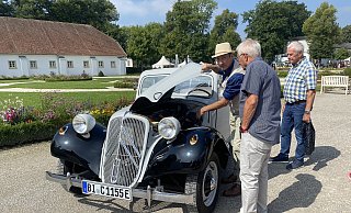 Ein Oldtimer zieht staunende Blicke auf sich: Die stilvolle französische Limousine wurde zum Elektro Auto umgerüstet. - Julia Spiekerkötter Ein Oldtimer zieht staunende Blicke auf sich: Die stilvolle französische Limousine wurde zum Elektro Auto umgerüstet. - Julia Spiekerkötter