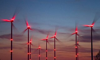 Die nächtliche Sicherheitsbeleuchtung von Windrädern ist auch im Paderborner Land mehrfach kritisiert worden. - Patrick Pleul Die nächtliche Sicherheitsbeleuchtung von Windrädern ist auch im Paderborner Land mehrfach kritisiert worden. - Patrick Pleul