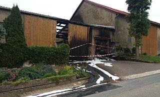 Die Feuerwehr konnte ein Übergreifen der Flammen vom Zwischenbau auf benachbarte Scheunenbereiche verhindern. - FFW Borgentreich/Göke Die Feuerwehr konnte ein Übergreifen der Flammen vom Zwischenbau auf benachbarte Scheunenbereiche verhindern. - FFW Borgentreich/Göke