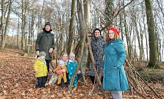Janine Lütkemeier mit ihrem zweijährigen Sohn Marten (v.l.), Mareike Rieger mit ihren Töchtern Nea (6 Monate) und Kari Anni (2), Maria Papakosta-Schurkus und Augustine Gueffroy wollen gemeinsam mit noch anderen Eltern einen Waldkindergarten in Rödinghausen auf die Beine stellen. - Anastasia von Fugler Janine Lütkemeier mit ihrem zweijährigen Sohn Marten (v.l.), Mareike Rieger mit ihren Töchtern Nea (6 Monate) und Kari Anni (2), Maria Papakosta-Schurkus und Augustine Gueffroy wollen gemeinsam mit noch anderen Eltern einen Waldkindergarten in Rödinghausen auf die Beine stellen. - Anastasia von Fugler