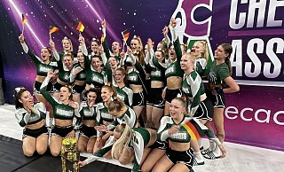 Das Wildcats-Team „Rebellious“ feiert ausgelassen mit der EM-Trophäe. - European Cheerleading Association Das Wildcats-Team „Rebellious“ feiert ausgelassen mit der EM-Trophäe. - European Cheerleading Association