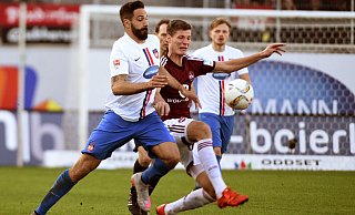 Am 19. Dezember 2015 bestritt Adriano Grimaldi (l.), hier im Duell gegen FCN-Akteur Patrick Erras, sein bislang letztes Spiel gegen Nürnberg. Mit dem 1. FC Heidenheim kassierte er damals eine 0:3-Heimpleite. - picture alliance / dpa Am 19. Dezember 2015 bestritt Adriano Grimaldi (l.), hier im Duell gegen FCN-Akteur Patrick Erras, sein bislang letztes Spiel gegen Nürnberg. Mit dem 1. FC Heidenheim kassierte er damals eine 0:3-Heimpleite. - picture alliance / dpa