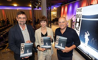 Besondere Ehre für das Bielefelder Theater: Detlef Brandenburg vom Magazin „Die deutsche Bühne“ und die Intendanten-Doppelspitze Nadja Loschky und Michael Heicks halten druckfrische Exemplare in Händen. - Oliver Krato Besondere Ehre für das Bielefelder Theater: Detlef Brandenburg vom Magazin „Die deutsche Bühne“ und die Intendanten-Doppelspitze Nadja Loschky und Michael Heicks halten druckfrische Exemplare in Händen. - Oliver Krato