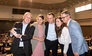 Auch auf Social Media vertreten: Christoph Rüther (v. l.), Corinna Rotte, Paul Ziemiak, Christin Buschmeier und Carsten Linnemann machen beim CDU-Parteitag ein Selfie. - Julia Spiekerkötter Auch auf Social Media vertreten: Christoph Rüther (v. l.), Corinna Rotte, Paul Ziemiak, Christin Buschmeier und Carsten Linnemann machen beim CDU-Parteitag ein Selfie. - Julia Spiekerkötter