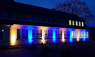 Im Dorfgemeinschaftshaus in Vehlage fanden bis vor Kurzem geflüchtete Menschen aus der Ukraine einen sicheren Ort. In dieser Zeiterstrahlte das Haus in den Farben der ukrainischen Flagge in Blau-Gelb. Jetzt kamen hir Dorfbewohenr mit dem Bürgermeister und ihrem Ortsvorsteher ins Gepräch. - Larissa Ertner-Stolpmann/Dorfgemeinschaft Vehlage Im Dorfgemeinschaftshaus in Vehlage fanden bis vor Kurzem geflüchtete Menschen aus der Ukraine einen sicheren Ort. In dieser Zeiterstrahlte das Haus in den Farben der ukrainischen Flagge in Blau-Gelb. Jetzt kamen hir Dorfbewohenr mit dem Bürgermeister und ihrem Ortsvorsteher ins Gepräch. - Larissa Ertner-Stolpmann/Dorfgemeinschaft Vehlage