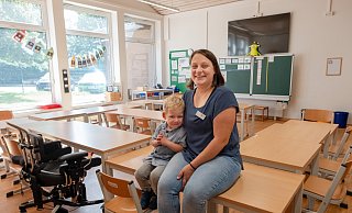 Lisa Kröger, einer der Lehrerinnen am Schulstandort in Hiddenhausen, und Sohn Jannis fühlen sich sichtlich wohl. Auch bei den Schülerinnen und Schülern kommen die neuen Räume gut an. - Ralf Bittner Lisa Kröger, einer der Lehrerinnen am Schulstandort in Hiddenhausen, und Sohn Jannis fühlen sich sichtlich wohl. Auch bei den Schülerinnen und Schülern kommen die neuen Räume gut an. - Ralf Bittner
