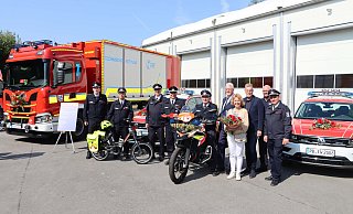Beim Löschzug Delbrück freuen sich über den Fahrzeugzuwachs (v. l.) Frederic Mühlbrandt, Mike Gausemeier, Josef Klocke und Ralf Wunderlich von der Löschzugführung, Wehrführer Johannes Grothoff, Bürgermeister Werner Peitz, Brigitte Wecker-Brökelmann, Fachbereichsleiterin Bürgerdienst, Diakon Rudolf Voß sowie die beiden stellvertretenden Wehrführer Ralf Fischer und Heinz-Josef Noje. - Feuerwehr Delbrück Beim Löschzug Delbrück freuen sich über den Fahrzeugzuwachs (v. l.) Frederic Mühlbrandt, Mike Gausemeier, Josef Klocke und Ralf Wunderlich von der Löschzugführung, Wehrführer Johannes Grothoff, Bürgermeister Werner Peitz, Brigitte Wecker-Brökelmann, Fachbereichsleiterin Bürgerdienst, Diakon Rudolf Voß sowie die beiden stellvertretenden Wehrführer Ralf Fischer und Heinz-Josef Noje. - Feuerwehr Delbrück