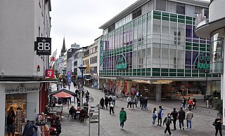 Kundinnen und Kunden müssen sich in der Paderborner Innenstadt vermehrt auf kürzere Öffnungszeiten einstellen. - Simon Schulz Kundinnen und Kunden müssen sich in der Paderborner Innenstadt vermehrt auf kürzere Öffnungszeiten einstellen. - Simon Schulz