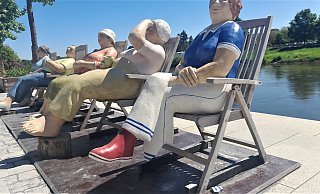 Alltagsmenschen in Liegestühlen an der Weserpromenade Höxter. Einer Frauenfigur fehlt jetzt ein Fuß mit Unterschenkel. - Simone Flörke Alltagsmenschen in Liegestühlen an der Weserpromenade Höxter. Einer Frauenfigur fehlt jetzt ein Fuß mit Unterschenkel. - Simone Flörke