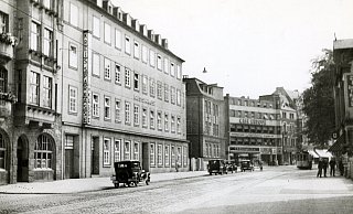 Die damalige Kreissparkasse um 1929 - im Hintergrund das Café Europa. Die historische Fassade wurde nach fast 100 Jahren jetzt wiederhergestellt. - Stadtarchiv Bielefeld Die damalige Kreissparkasse um 1929 - im Hintergrund das Café Europa. Die historische Fassade wurde nach fast 100 Jahren jetzt wiederhergestellt. - Stadtarchiv Bielefeld