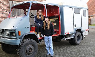 Das Paar Nadine Sork (30) und Leon Schmitz (25) baut zusammen einen Oldtimer-Feuerwehr-Wagen Steyr 690 um. - Lena Kley Das Paar Nadine Sork (30) und Leon Schmitz (25) baut zusammen einen Oldtimer-Feuerwehr-Wagen Steyr 690 um. - Lena Kley