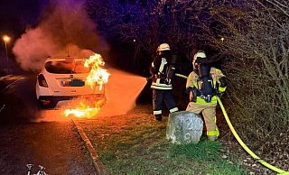 Die Feuerwehr Lüchtringen rückte aus, um die Fahrzeuge zu löschen. - FFW Höxter Die Feuerwehr Lüchtringen rückte aus, um die Fahrzeuge zu löschen. - FFW Höxter