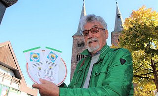 Mit Flyern und Teller wirbt der Höxteraner Seniorensprecher Manfred Jouliet für das größte gemeinsame Weihnachtsessen, das es in der Stadt Höxter je gegeben hat. - David Schellenberg Mit Flyern und Teller wirbt der Höxteraner Seniorensprecher Manfred Jouliet für das größte gemeinsame Weihnachtsessen, das es in der Stadt Höxter je gegeben hat. - David Schellenberg