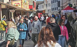 Den Genuss von Speisen konnten die Besucher am Sonntag mit einem Bummel durch die verkaufsoffene Lübbecker Innenstadt verbinden. - Alexandra Stratmeier Den Genuss von Speisen konnten die Besucher am Sonntag mit einem Bummel durch die verkaufsoffene Lübbecker Innenstadt verbinden. - Alexandra Stratmeier
