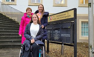 Erleichterung pur: Anna Tiemann, ihre Mutter Silvia und Schwester Isabell freuen sich über das Gerichtsurteil. - Sebastian Radermacher Erleichterung pur: Anna Tiemann, ihre Mutter Silvia und Schwester Isabell freuen sich über das Gerichtsurteil. - Sebastian Radermacher
