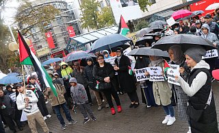 Zahlreiche Menschen haben bei der Pro-Palästina-Veranstaltung vor der Herz-Jesu-Kirche für Frieden in Nahost demonstriert. - Holger Kosbab Zahlreiche Menschen haben bei der Pro-Palästina-Veranstaltung vor der Herz-Jesu-Kirche für Frieden in Nahost demonstriert. - Holger Kosbab