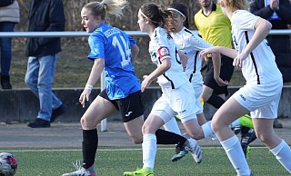 Arminias neue B-Juniorin Sophia Pauli, Torschützin im Derby gegen Gütersloh, läuft ihren Gegenspielerinnen davon. Foto: Unger - Peter Unger Arminias neue B-Juniorin Sophia Pauli, Torschützin im Derby gegen Gütersloh, läuft ihren Gegenspielerinnen davon. Foto: Unger - Peter Unger