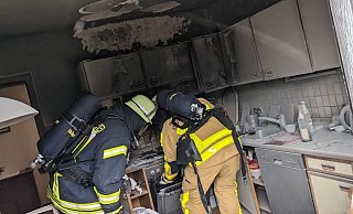 Den Schaden beziffert die Polizei auf rund 15.000 Euro - die Küche ist hinüber. - FFW Höxter Den Schaden beziffert die Polizei auf rund 15.000 Euro - die Küche ist hinüber. - FFW Höxter