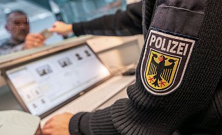 Bundespolizisten holten bei der Passkontrolle am Flughafen gleich zwei gesuchte Bielefelder aus der Menge der Reisenden. - Bundespolizei Bundespolizisten holten bei der Passkontrolle am Flughafen gleich zwei gesuchte Bielefelder aus der Menge der Reisenden. - Bundespolizei