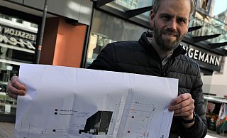 Der erste Festleiter Christoph Tegethoff zeigt den Plan des Festgeländes. - Simone Flörke Der erste Festleiter Christoph Tegethoff zeigt den Plan des Festgeländes. - Simone Flörke