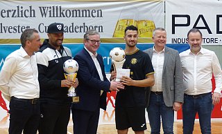 Schirmherr Michael Dreier übergibt die Siegerpokale an den Delbrücker Kapitän Hasan Dere und Trainer Jeffrey Addai. Turnierchef Thomas Dreßler (l.), Achim Frohß von der Sparkasse (2.v.r.) und SV-Heide-Vorsitzender Thomas Wilmes (r.) freuen sich mit. - Jochem Schulze Schirmherr Michael Dreier übergibt die Siegerpokale an den Delbrücker Kapitän Hasan Dere und Trainer Jeffrey Addai. Turnierchef Thomas Dreßler (l.), Achim Frohß von der Sparkasse (2.v.r.) und SV-Heide-Vorsitzender Thomas Wilmes (r.) freuen sich mit. - Jochem Schulze